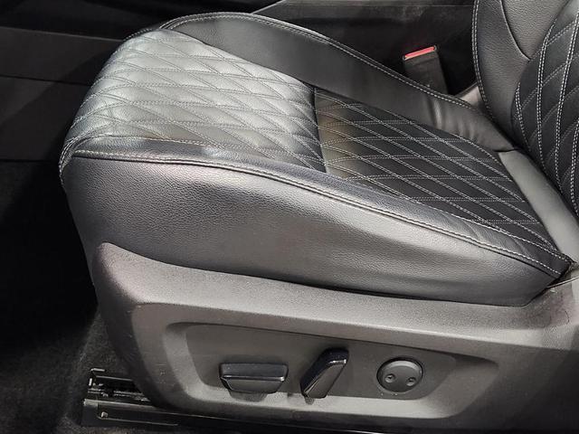 Photo of 2022 White Mitsubishi Outlander