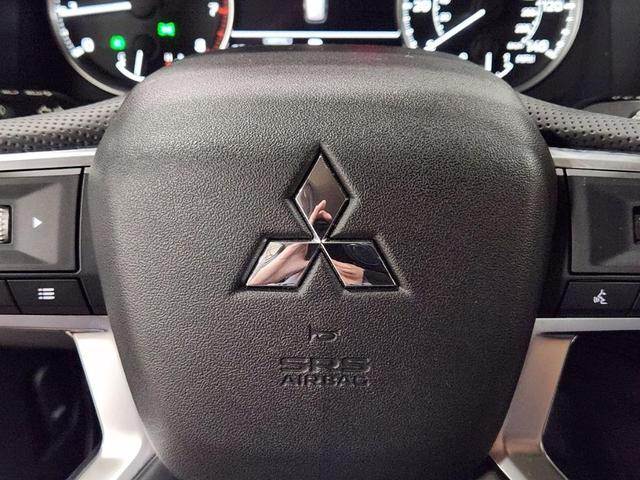 Photo of 2022 White Mitsubishi Outlander