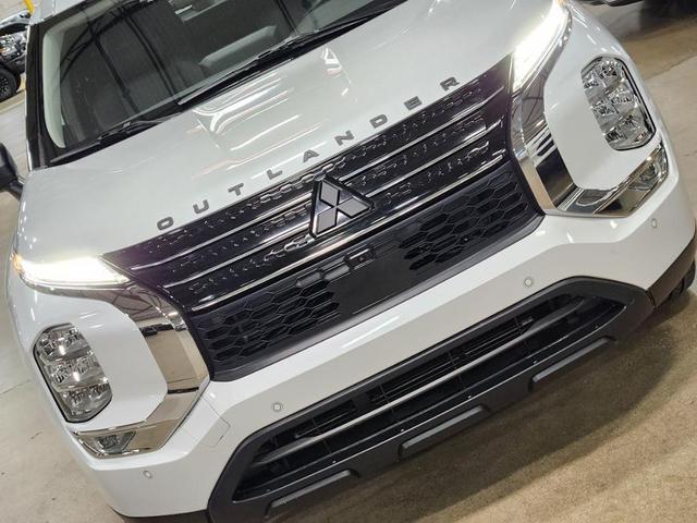 Photo of 2022 White Mitsubishi Outlander