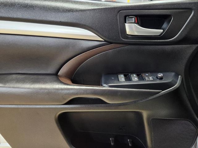 Photo of 2018 Silver Toyota Highlander