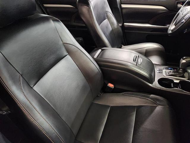 Photo of 2018 Silver Toyota Highlander