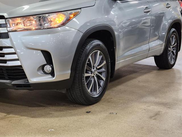 Photo of 2018 Silver Toyota Highlander