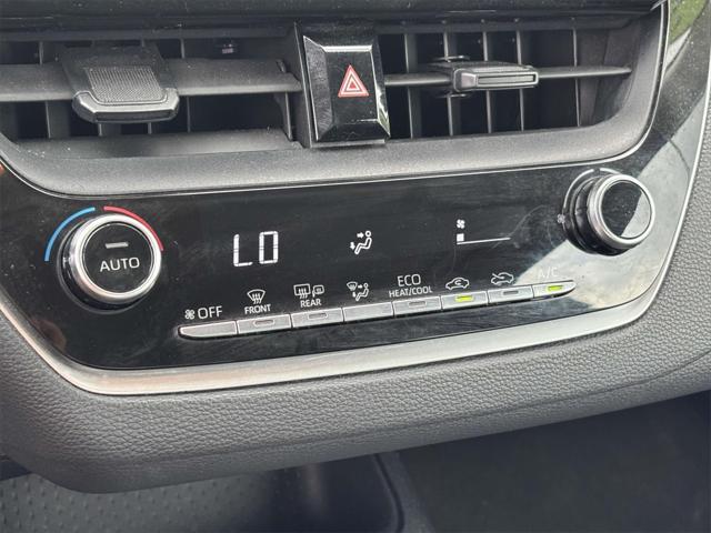Photo of 2021 Super White Toyota Corolla