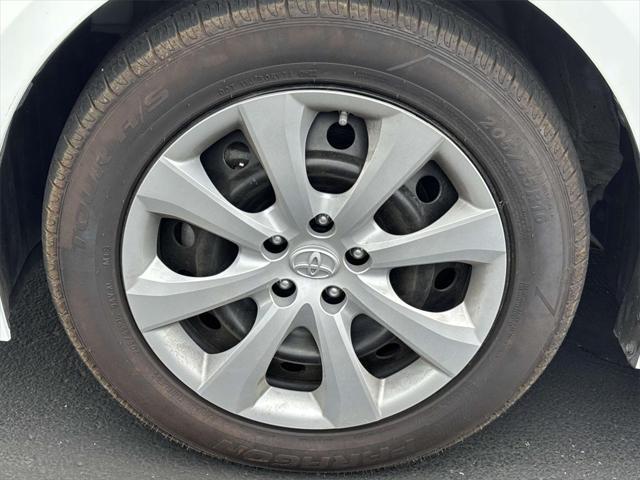 Photo of 2021 Super White Toyota Corolla