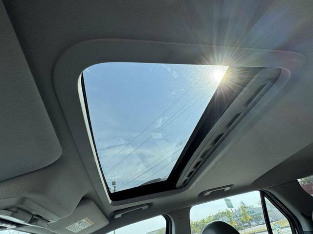 Photo of 2005 Silver Frost Clearcoat Metallic Ford Freestyle