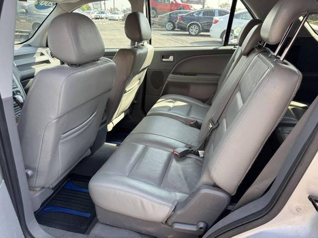 Photo of 2005 Silver Frost Clearcoat Metallic Ford Freestyle