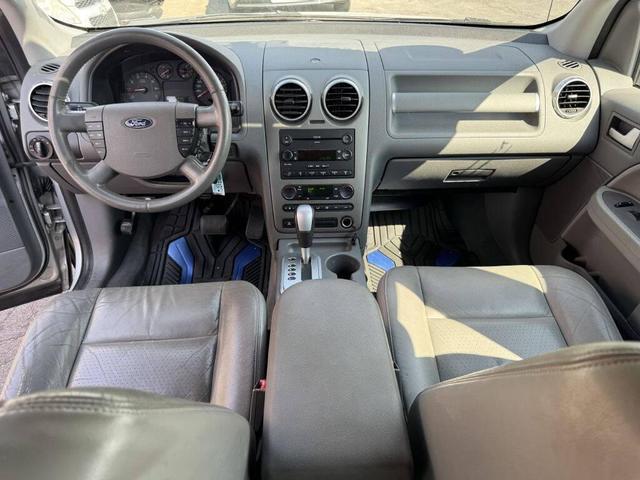 Photo of 2005 Silver Frost Clearcoat Metallic Ford Freestyle