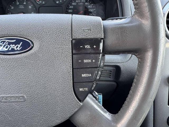 Photo of 2005 Silver Frost Clearcoat Metallic Ford Freestyle