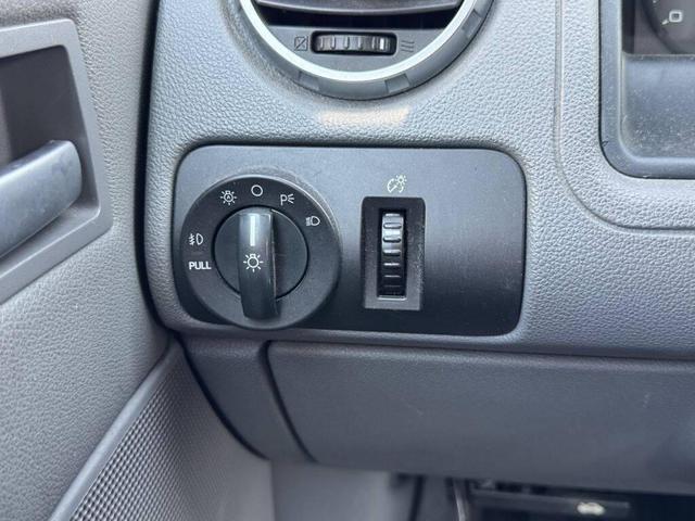 Photo of 2005 Silver Frost Clearcoat Metallic Ford Freestyle