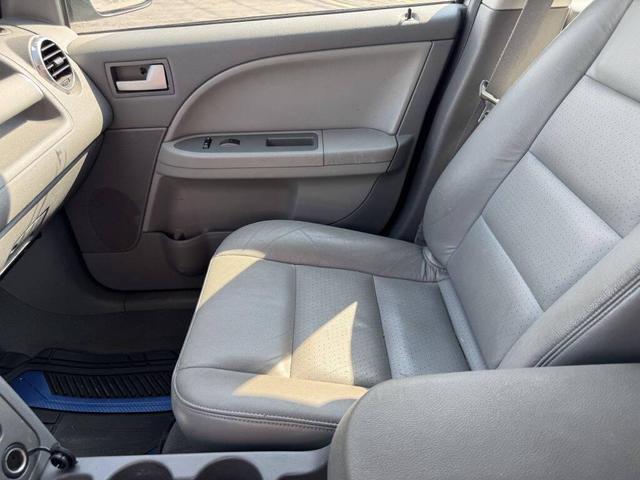 Photo of 2005 Silver Frost Clearcoat Metallic Ford Freestyle