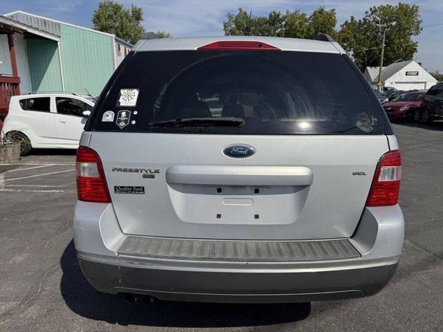Photo of 2005 Silver Frost Clearcoat Metallic Ford Freestyle