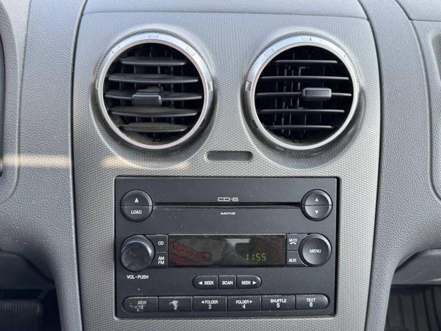 Photo of 2005 Silver Frost Clearcoat Metallic Ford Freestyle
