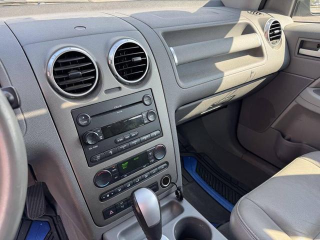 Photo of 2005 Silver Frost Clearcoat Metallic Ford Freestyle