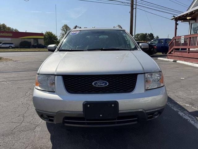 Photo of 2005 Silver Frost Clearcoat Metallic Ford Freestyle