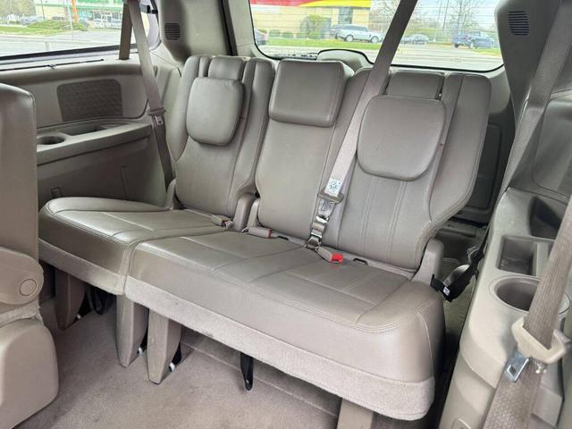 Photo of 2014 GOLD Chrysler Town & Country