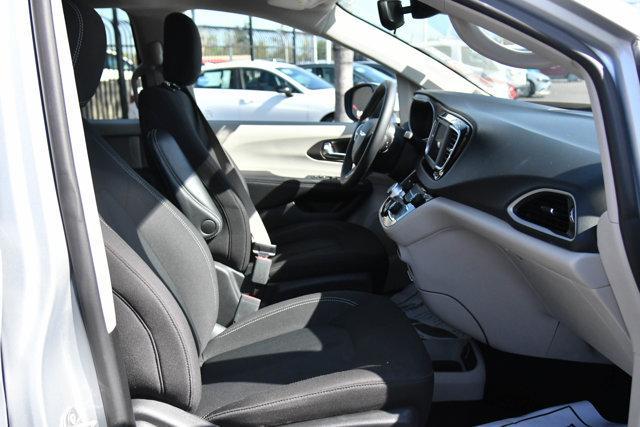 Photo of 2023 Silver Mist Clearcoat Chrysler Voyager