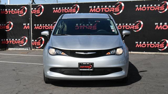 Photo of 2023 Silver Mist Clearcoat Chrysler Voyager