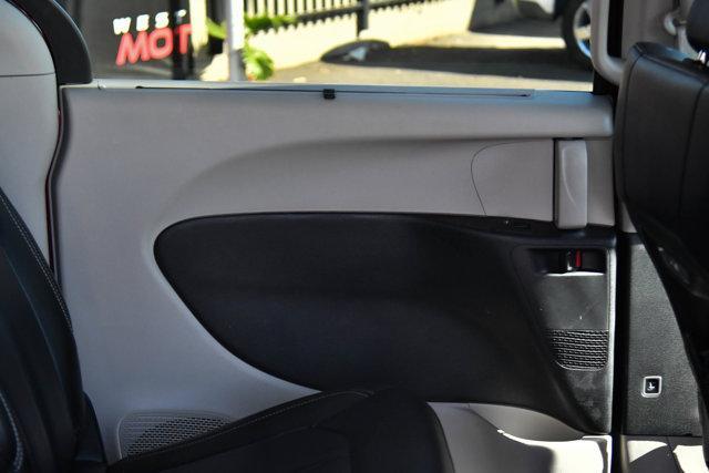Photo of 2023 Velvet Red Pearlcoat Chrysler Pacifica