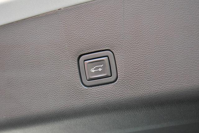 Photo of 2020 Silver Ice Metallic Chevrolet Traverse