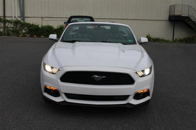 Photo of 2015 Oxford White Ford Mustang