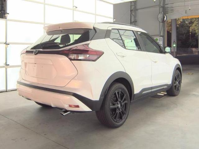 Photo of 2021 Aspen White Tricoat Nissan Kicks