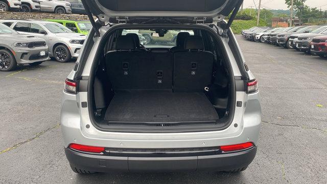 Photo of 2025 Silver Zynith Jeep Grand Cherokee