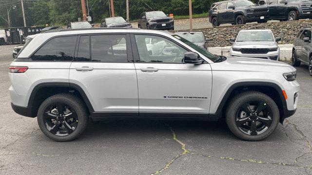 Photo of 2025 Silver Zynith Jeep Grand Cherokee