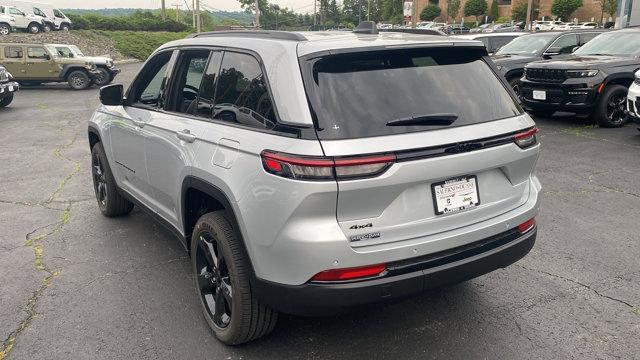 Photo of 2025 Silver Zynith Jeep Grand Cherokee