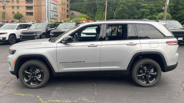 Photo of 2025 Silver Zynith Jeep Grand Cherokee