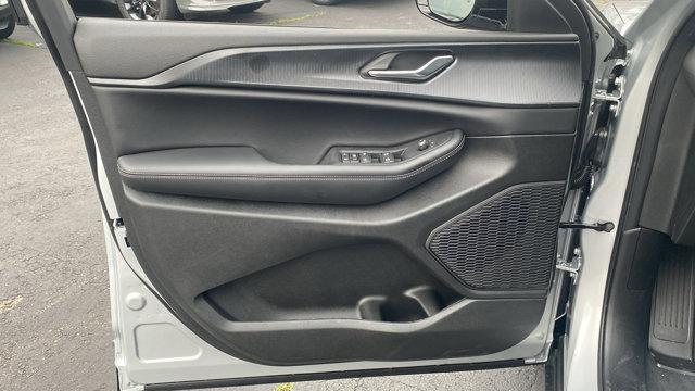 Photo of 2025 Silver Zynith Jeep Grand Cherokee