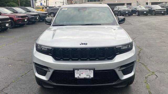 Photo of 2025 Silver Zynith Jeep Grand Cherokee