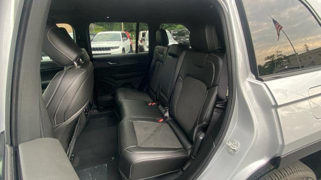 Photo of 2025 Silver Zynith Jeep Grand Cherokee