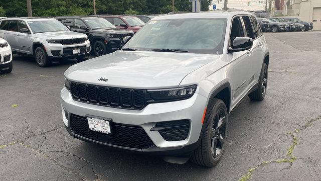 Photo of 2025 Silver Zynith Jeep Grand Cherokee