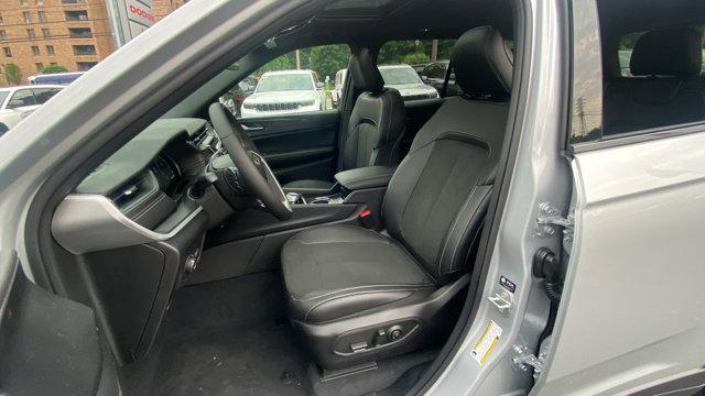 Photo of 2025 Silver Zynith Jeep Grand Cherokee