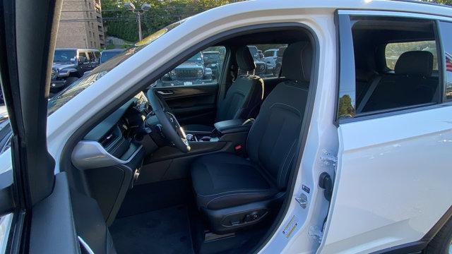 Photo of 2025 Bright White Clearcoat Jeep Grand Cherokee