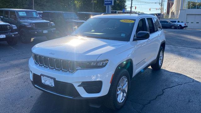Photo of 2025 Bright White Clearcoat Jeep Grand Cherokee