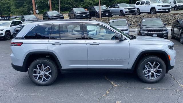 Photo of 2025 Silver Zynith Jeep Grand Cherokee
