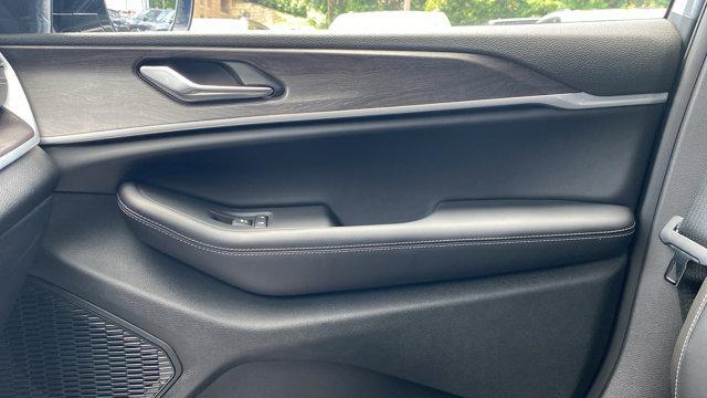 Photo of 2025 Silver Zynith Jeep Grand Cherokee