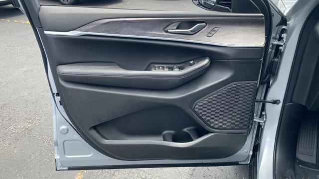 Photo of 2025 Silver Zynith Jeep Grand Cherokee