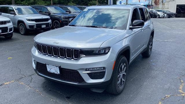 Photo of 2025 Silver Zynith Jeep Grand Cherokee