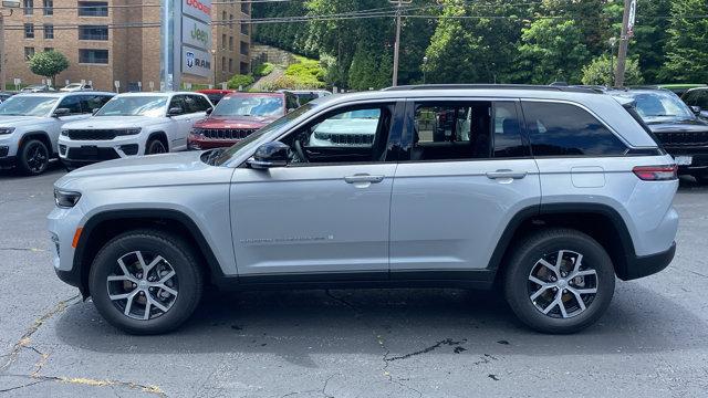 Photo of 2025 Silver Zynith Jeep Grand Cherokee