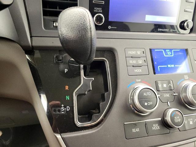 Photo of 2020 White Toyota Sienna