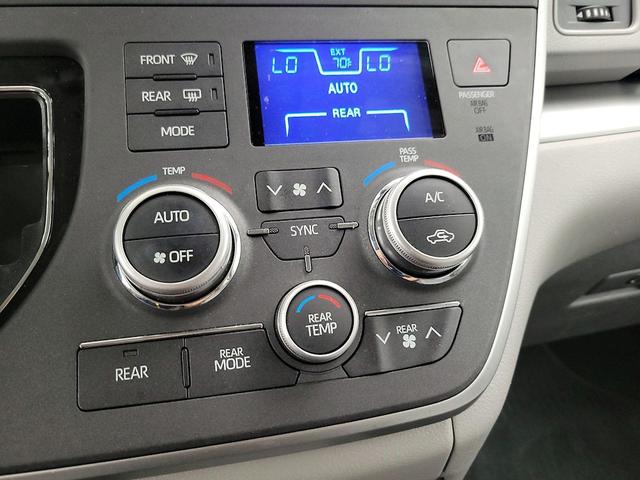 Photo of 2020 White Toyota Sienna