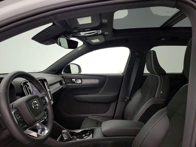 Photo of 2022 White Volvo XC40 Recharge Pure Electric