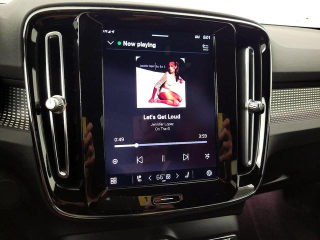 Photo of 2022 White Volvo XC40 Recharge Pure Electric