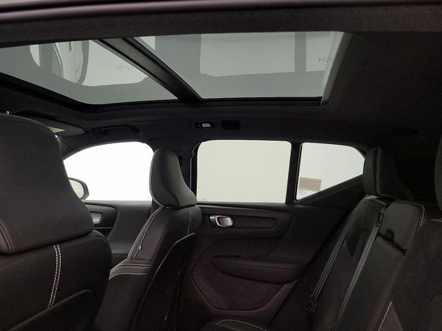 Photo of 2022 White Volvo XC40 Recharge Pure Electric