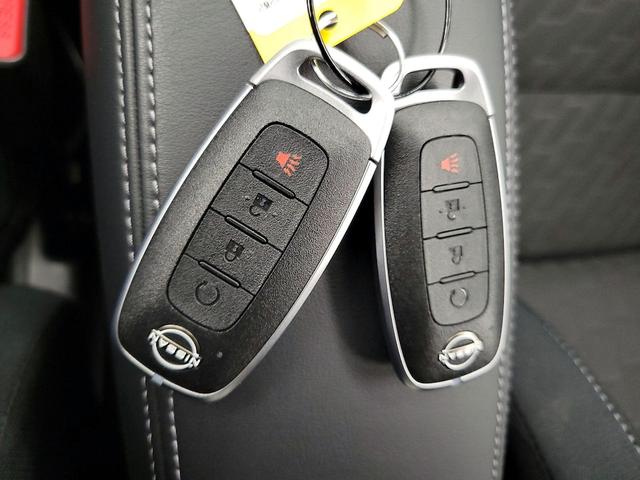 Photo of 2024 Gray Nissan Kicks