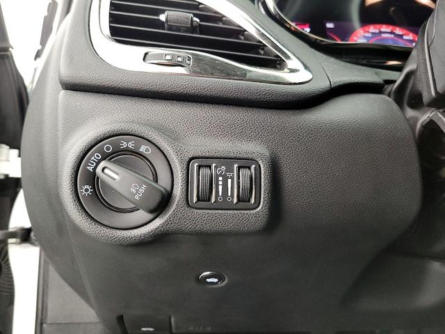 Photo of 2016 White Dodge Dart