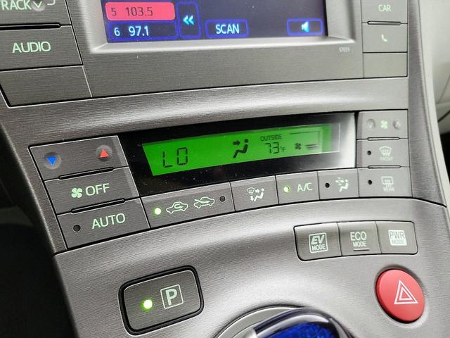 Photo of 2013 White Toyota Prius