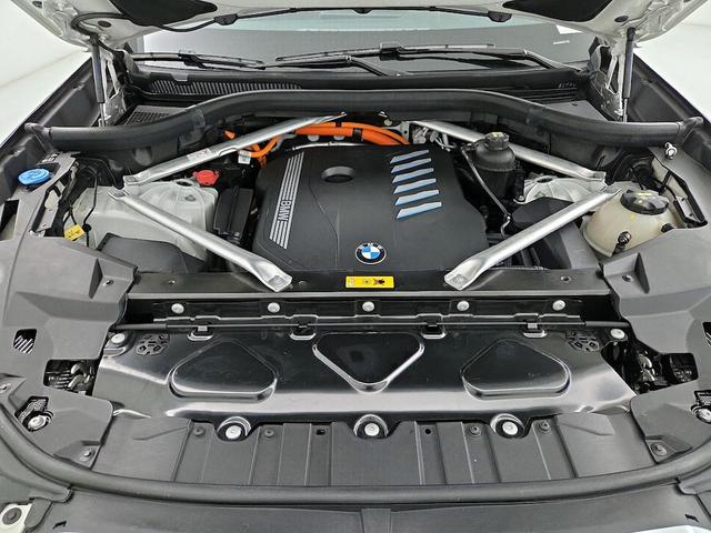 Photo of 2023 White BMW X5 PHEV
